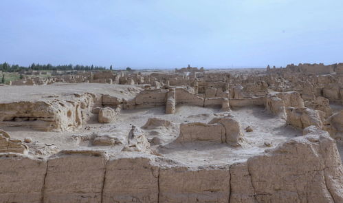 新疆千年古城无城墙,城里建筑几乎不用砖瓦木料,居民全住地下室